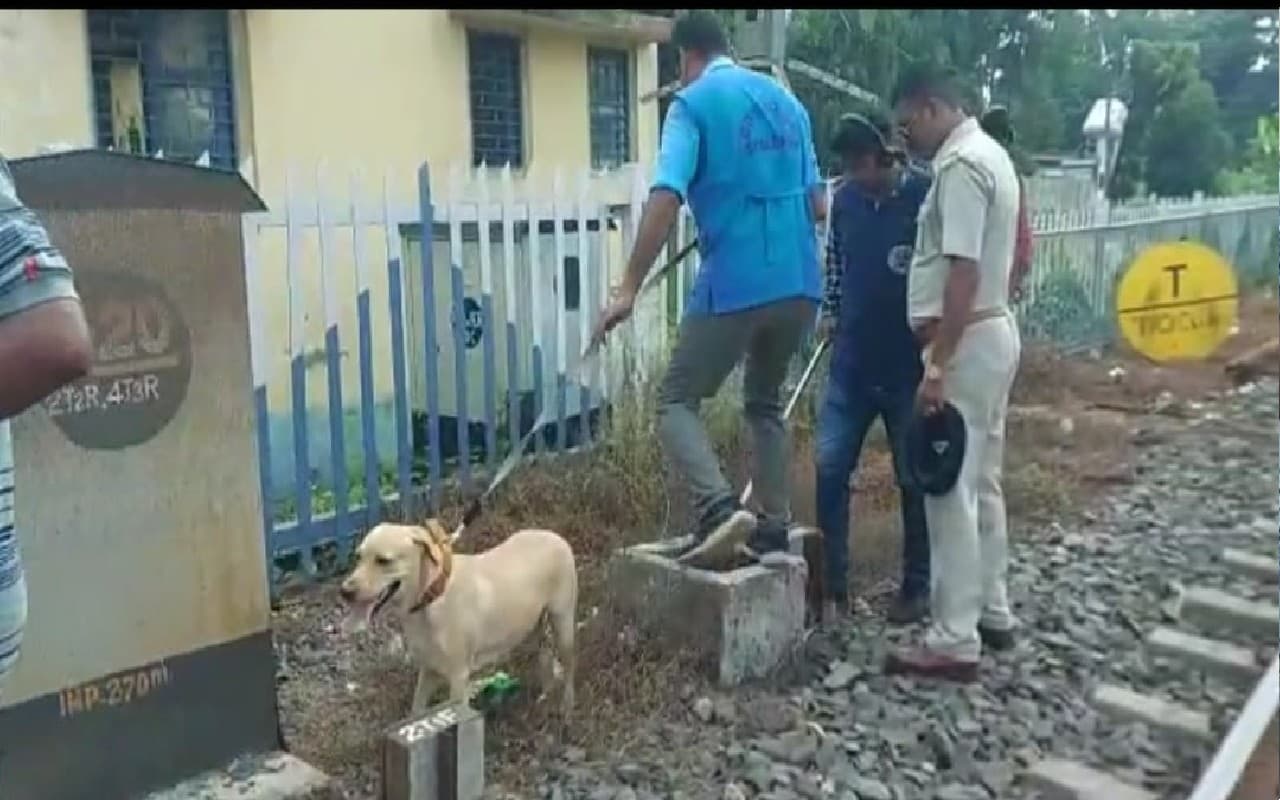 भाटपाड़ा बम विस्फोट मामले में हत्या का केस दर्ज, रेलवे लाइन पर स्निफर डॉग की मदद से चल रहा तलाशी अभियान