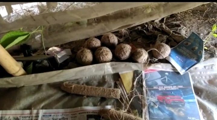 दक्षिण 24 परगना में Tent बनाकर चल रहा था बम का कारखाना, भारी मात्रा में विस्फोटक और बम बरामद