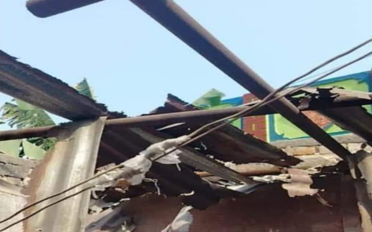 WB: आसनसोल में रिक्शा चालक के घर में हुआ बम विस्फोट, उड़ा छप्पर