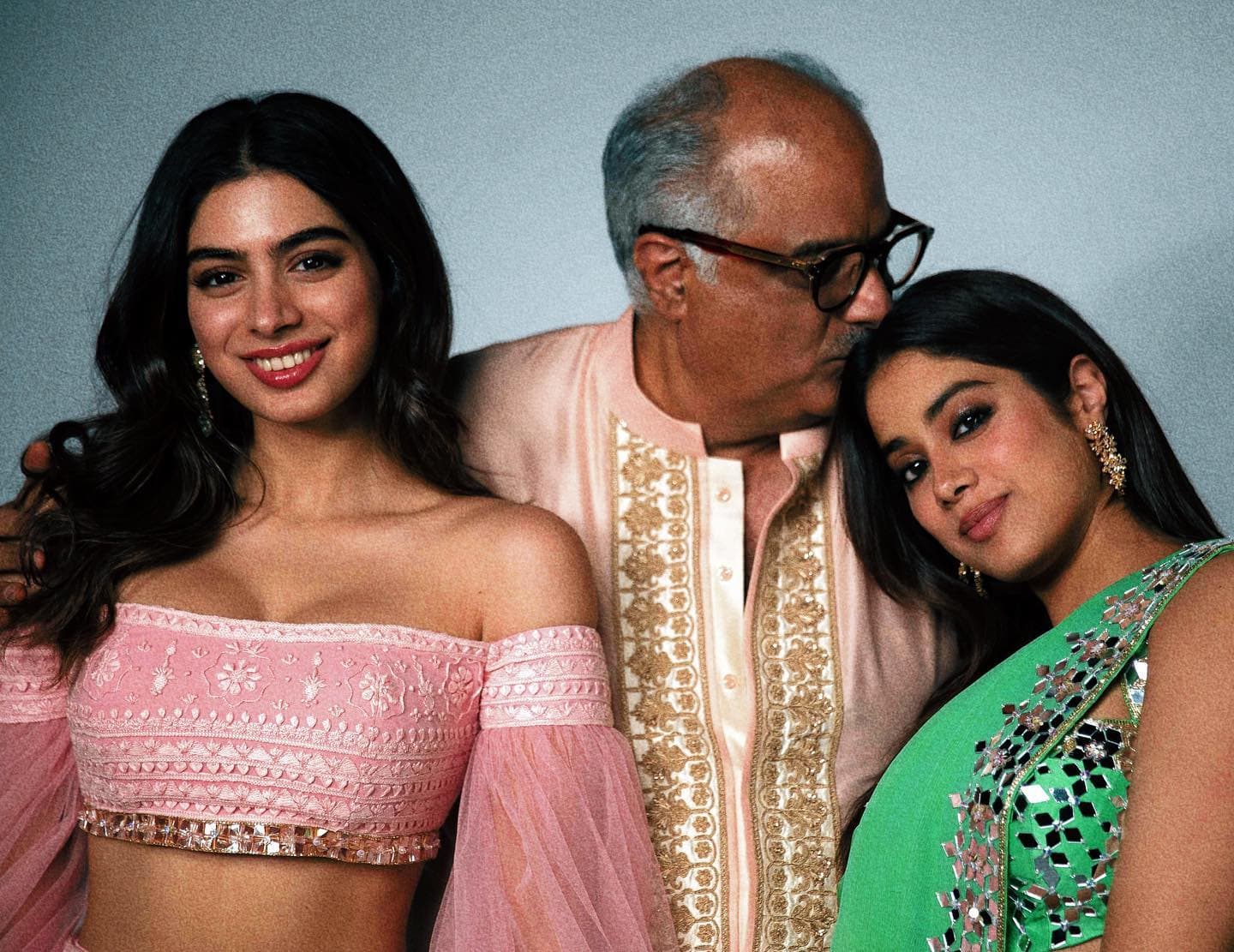 Janhvi Kapoor और खुशी ने एक- दूसरे पर लुटाया जमकर प्यार, बोनी कपूर के कमेंट ने खींचा फैंस का ध्यान
