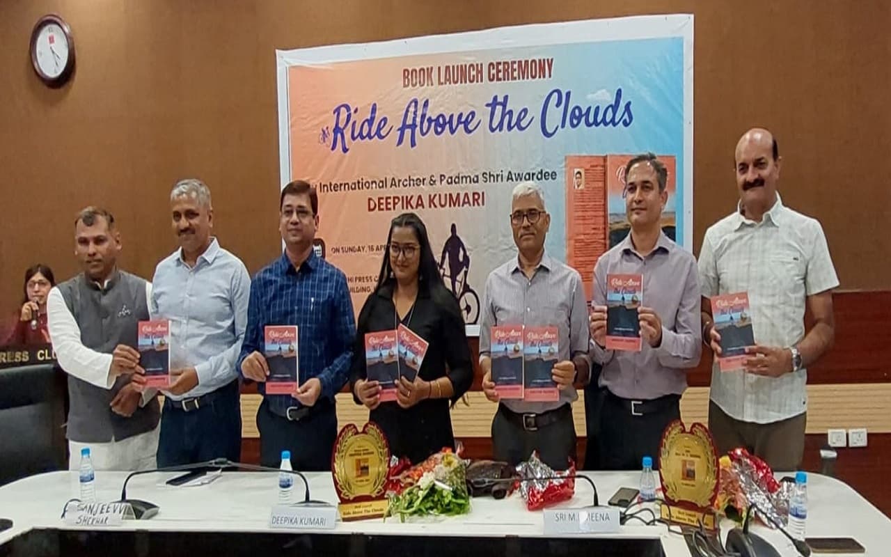 संजीव शेखर की किताब राइड एबव द क्लाउड्स का विमोचन, अंतरराष्ट्रीय तीरंदाज व पद्मश्री दीपिका कुमारी ने की सराहना