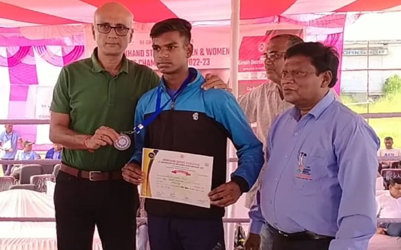 Jharkhand News: झारखंड राज्य स्तरीय मुक्केबाजी प्रतियोगिता में किसान के बेटे प्रभु ने जीता कांस्य पदक