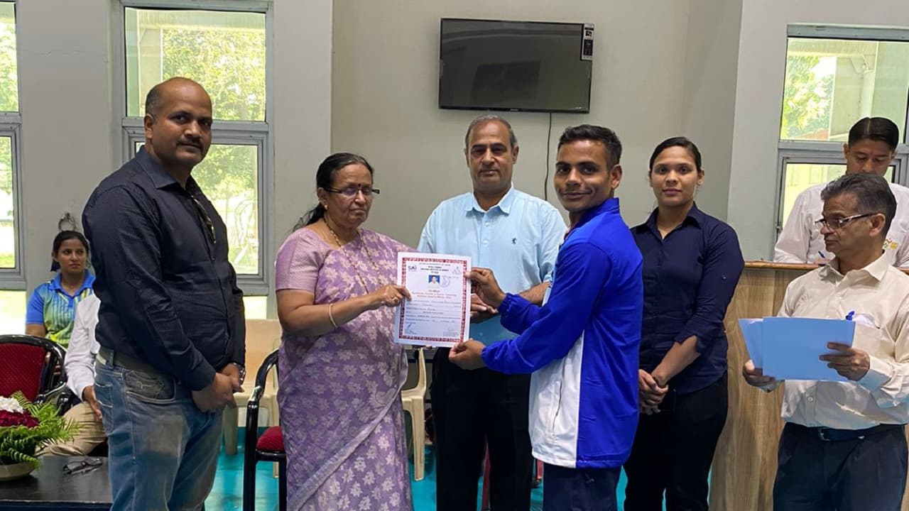 Jharkhand News: बीए की पढ़ाई छोड़ बॉक्सिंग करने वाले शैलेंद्र बने हजारीबाग जिले के पहले बॉक्सिंग कोच