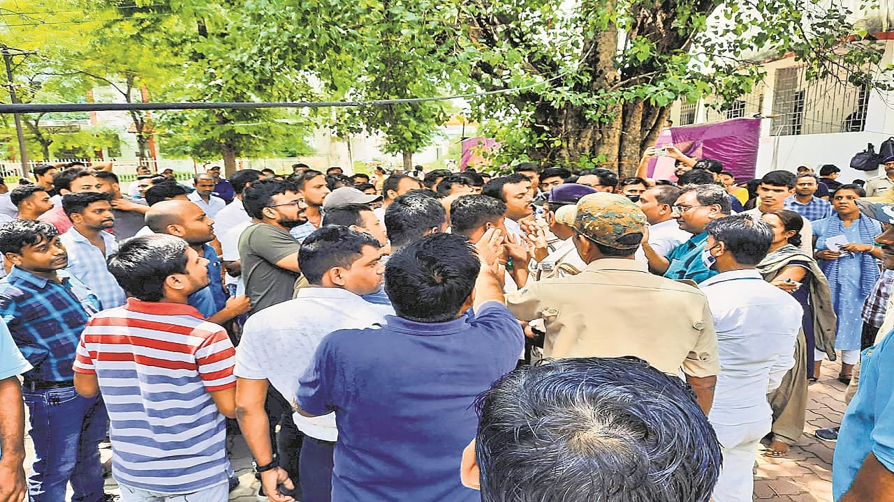 बीपीएससी परीक्षा : गया में समय से प्रश्नपत्र नहीं मिलने पर छात्रों का हंगामा, किया बायकॉट