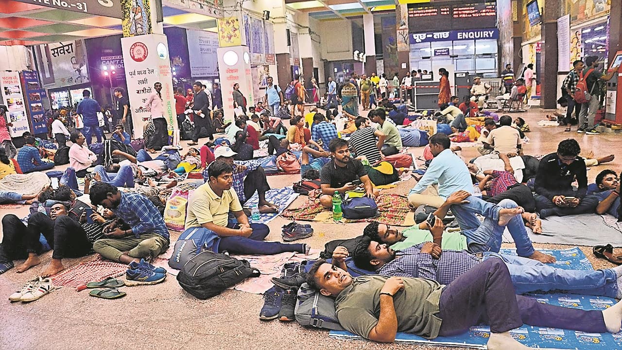 PHOTOS: बिहार में शिक्षक अभ्यर्थियों का हुजूम, रेलवे स्टेशन से लेकर एग्जाम सेंटर तक खचाखच भीड़, देखें फोटो..