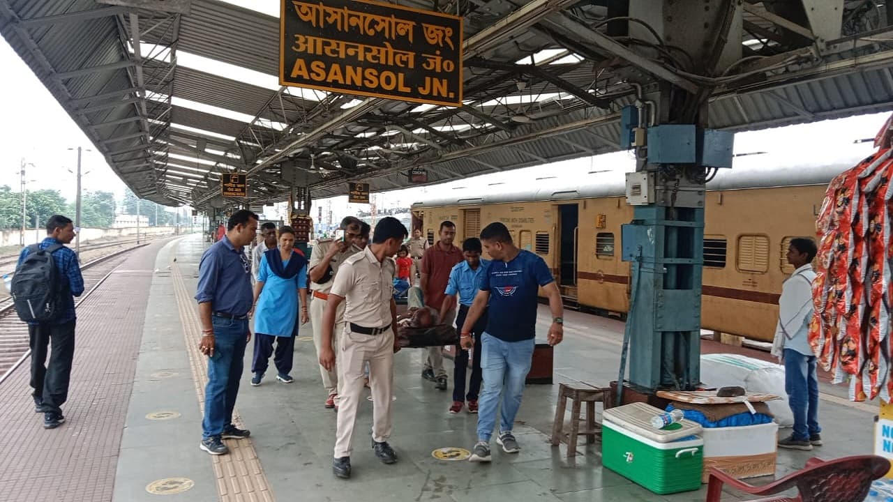 नवादा स्टेशन से पकड़ी थी ट्रेन, आसनसोल में लहूलुहान अवस्था में मिले, पुलिस मामले की जांच में जुटी