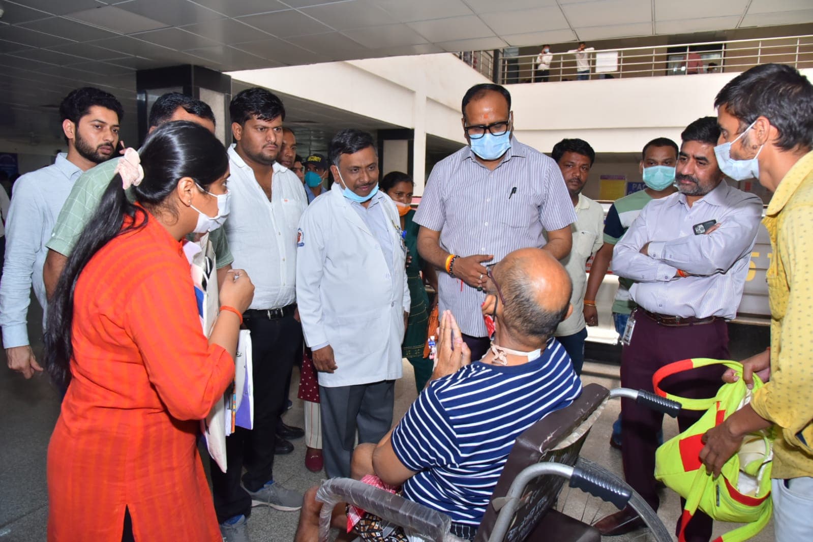 डिप्टी सीएम ब्रजेश पाठक आम आदमी बनकर पहुंचे केजीएमयू ट्रॉमा सेंटर, हड़कंप, मास्क लगाकर लग गए लाइन में