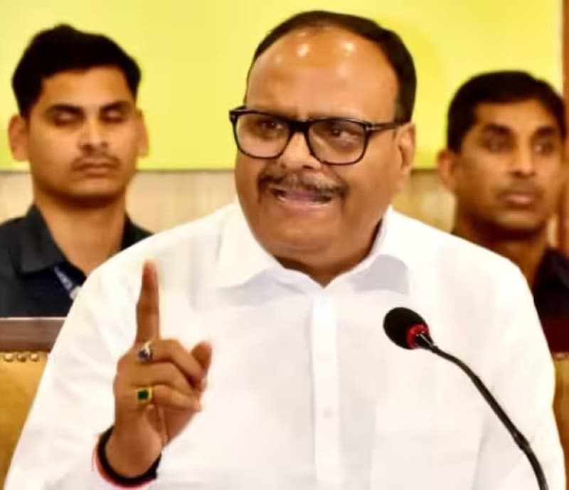 बदायूं में पोस्टमार्टम के दौरान मृतक महिला की आंखें निकालने के मामले में CMO भी निलंबित, DY CM ने दिए आदेश