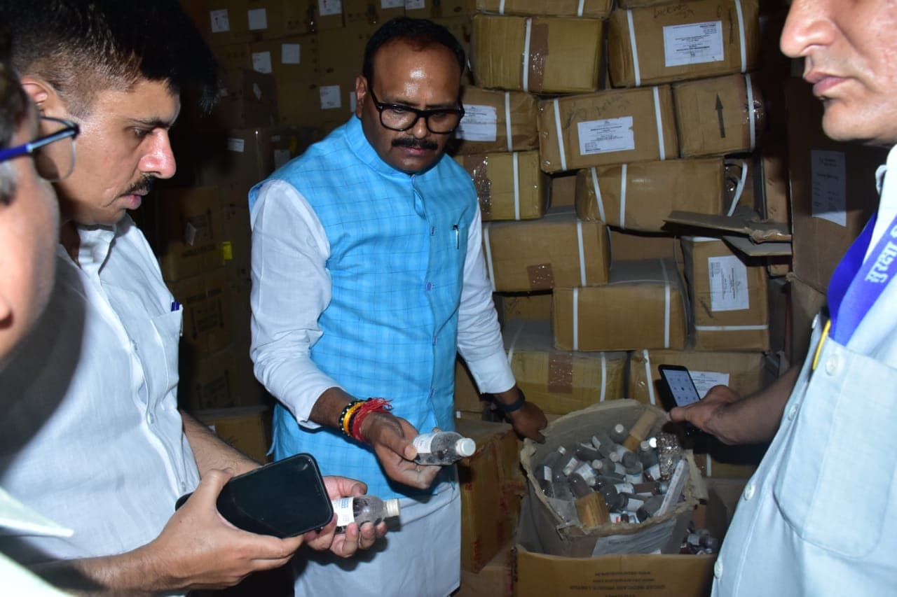 डिप्‍टी सीएम ब्रजेश पाठक का मेड‍िकल सप्‍लाई कॉरपोरेशन के गाेदाम पर छापा, 16.40 करोड़ की दवायें खराब मिली