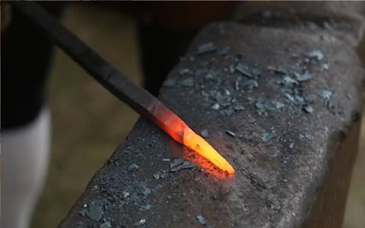 Aligarh:  चोरी के शक में नाबालिक बच्चों को लोहे के गर्म चिमटे से जलाया, नाखून नोंचे , सिर के बाल तक काट दिए