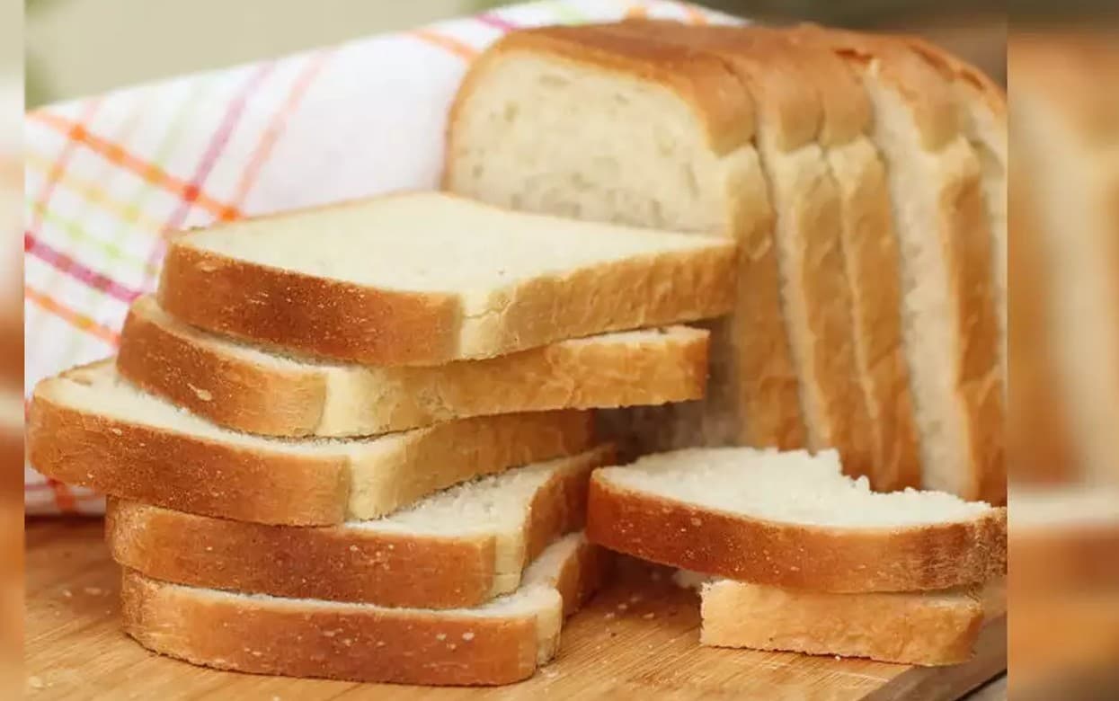 Storing Bread in Refrigerator: ब्रेड फ्रीज में रखकर खाना कितना सही? जानें ब्रेड स्टोर करने का सही तरीका Storing Bread in Refrigerator: ब्रेड फ्रीज में रखकर खाना कितना सही? जानें ब्रेड स्टोर करने का सही तरीका