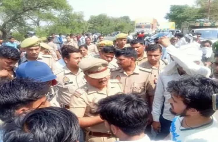 उपद्रव पर उतारू लोगों पर पुलिस ने चटकाईं लाठियां, तलाशी में मिले छतों पर पत्थर