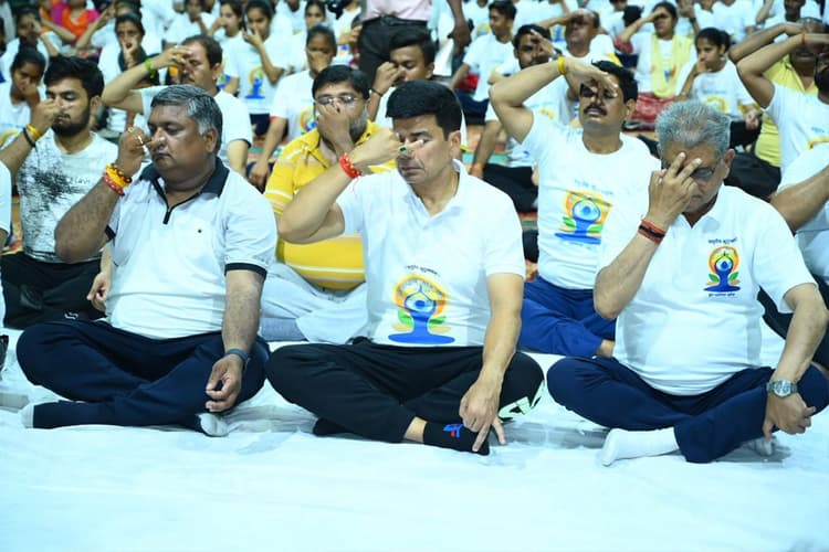 बरेली में अंतराष्ट्रीय योग दिवस पर मदरसों में हुआ योगा, शिक्षक और छात्रों ने किया योग, देखें तस्वीरें