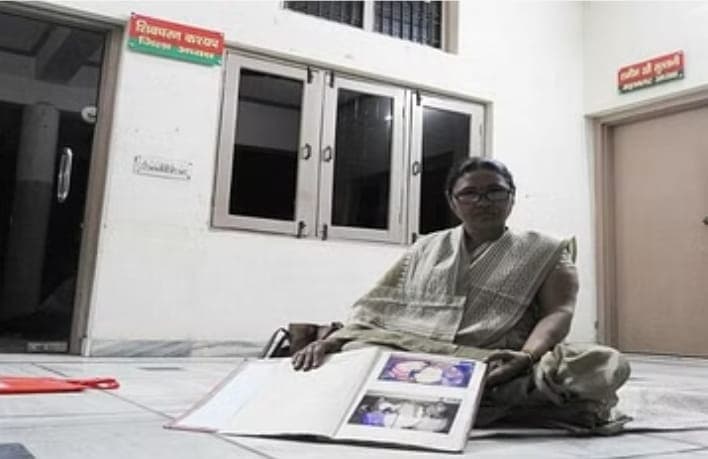 बरेली में टिकट कटने से खफा सपा नेत्री राधा सोमवंशी का पार्टी कार्यालय पर धरना, भूख हड़ताल की दी चेतावनी