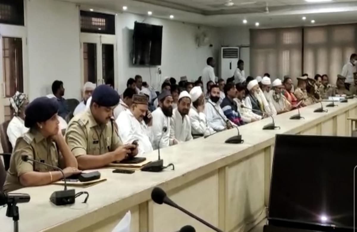 अलीगढ़: शहर में शांति व्यवस्था के लिए जिला प्रशासन ने की बैठक, अफसरों को दिए निर्देश, जनता से सहयोग अपेक्षित