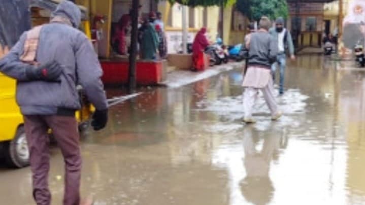 बरेली 'स्मार्ट सिटी की बारिश में धुलाई', सड़कें लबालब, घर-दुकानों में घुसा पानी