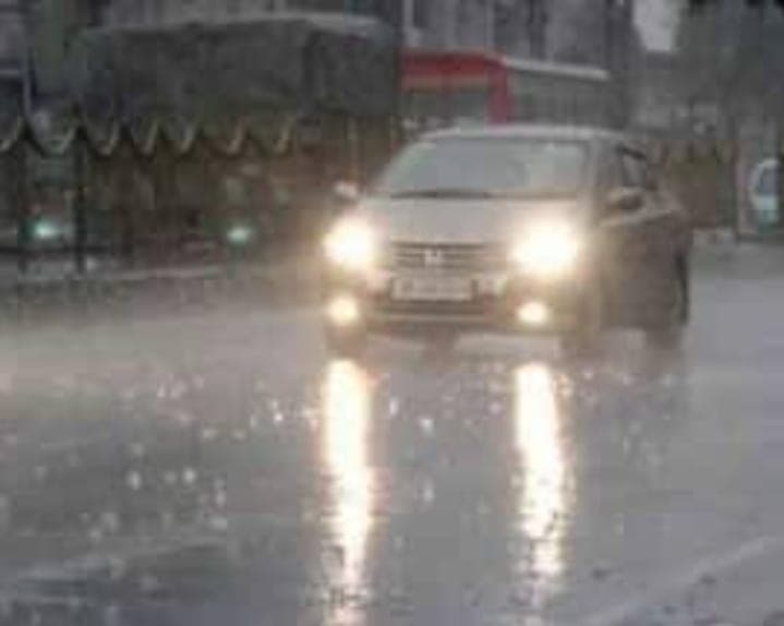 बरेली में झमाझम बारिश, बदला मौसम का मिजाज, तापमान में गिरावट, गेहूं की फसलों को नुकसान