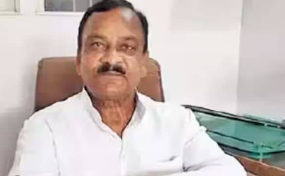 Bareilly: सपा के पूर्व मंत्री भगवत शरन गंगवार ने कोर्ट में किया सरेंडर, मजिस्ट्रेट ने भेजा जेल