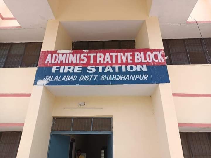 UP: स्टेशन इंचार्ज करवाते हैं शौचालय और जूठे बर्तन साफ, तंग आकर फायरमैनों ने दी आत्‍महत्या की चेतावनी