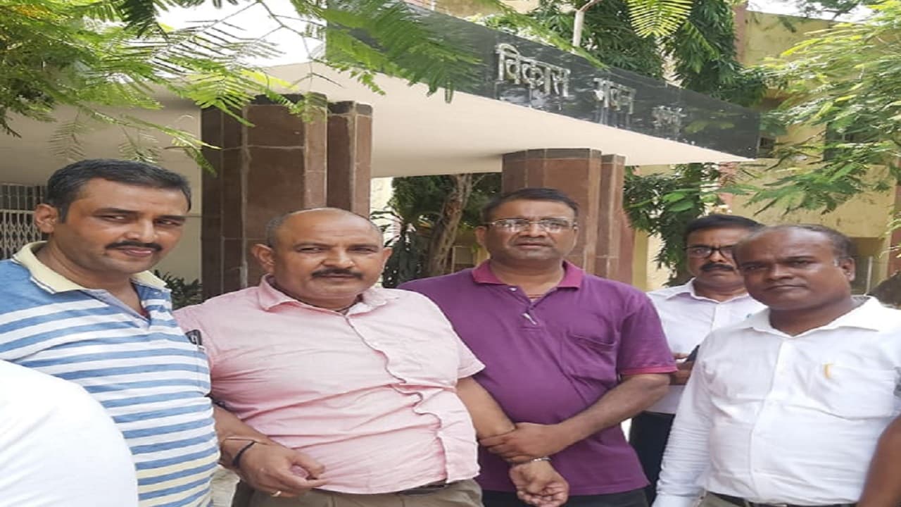 Bihar: पूर्णिया में निगरानी ने क्लर्क को दुष्कर्म व मर्डर मामले में पीड़िता के भाई से घूस लेते दबोचा