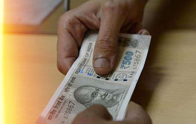 बांका में राजस्व कर्मी ने फौजी की विधवा को डरा-धमाका कर लिया था रिश्वत, DM ने कर दिया न्याय