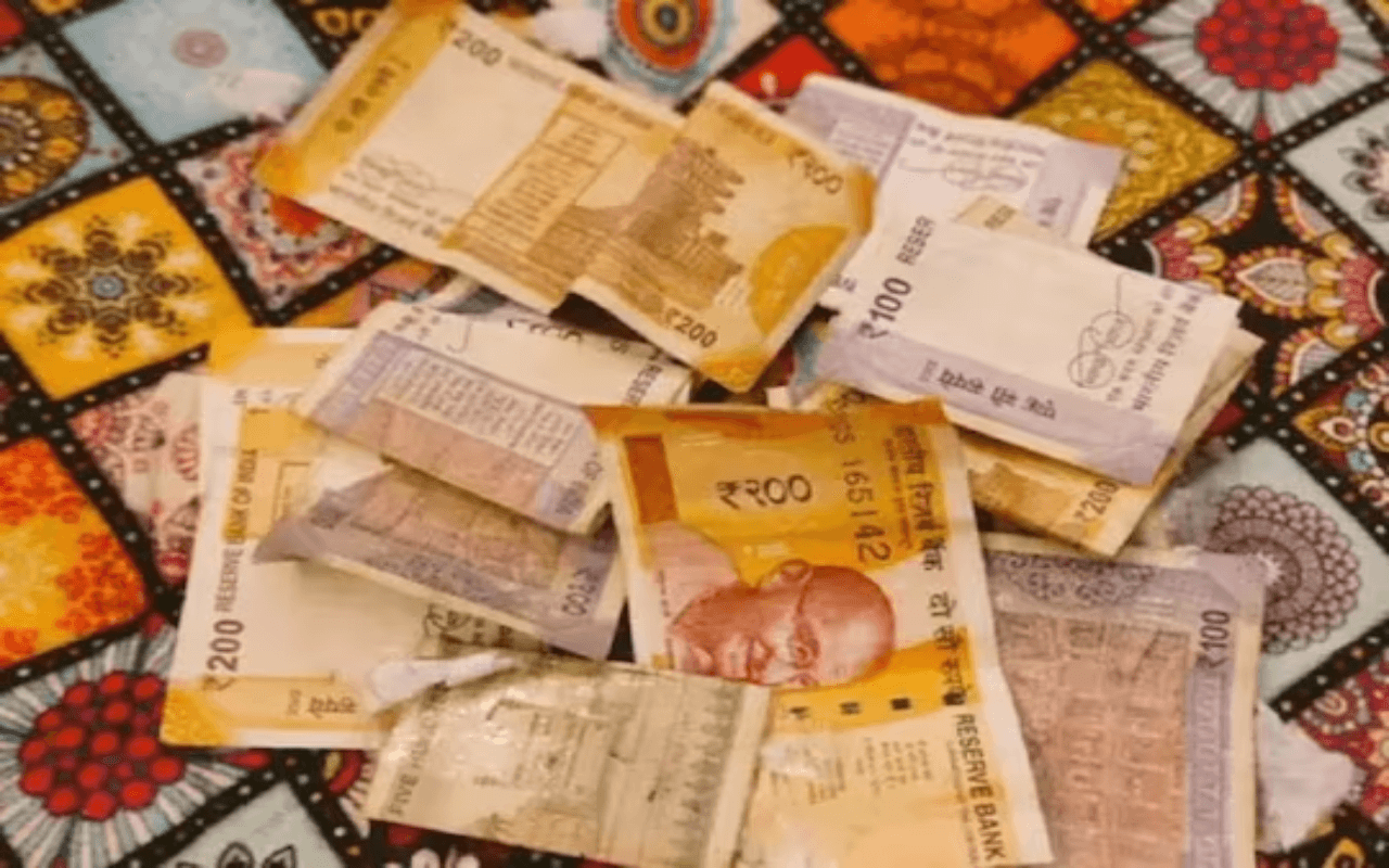 Viral Photo: स्टूडेंट्स ने एग्जाम पास होने के लिए आंसर शीट में डाले नोट, टीचर ने इसे वायरल करा दिया