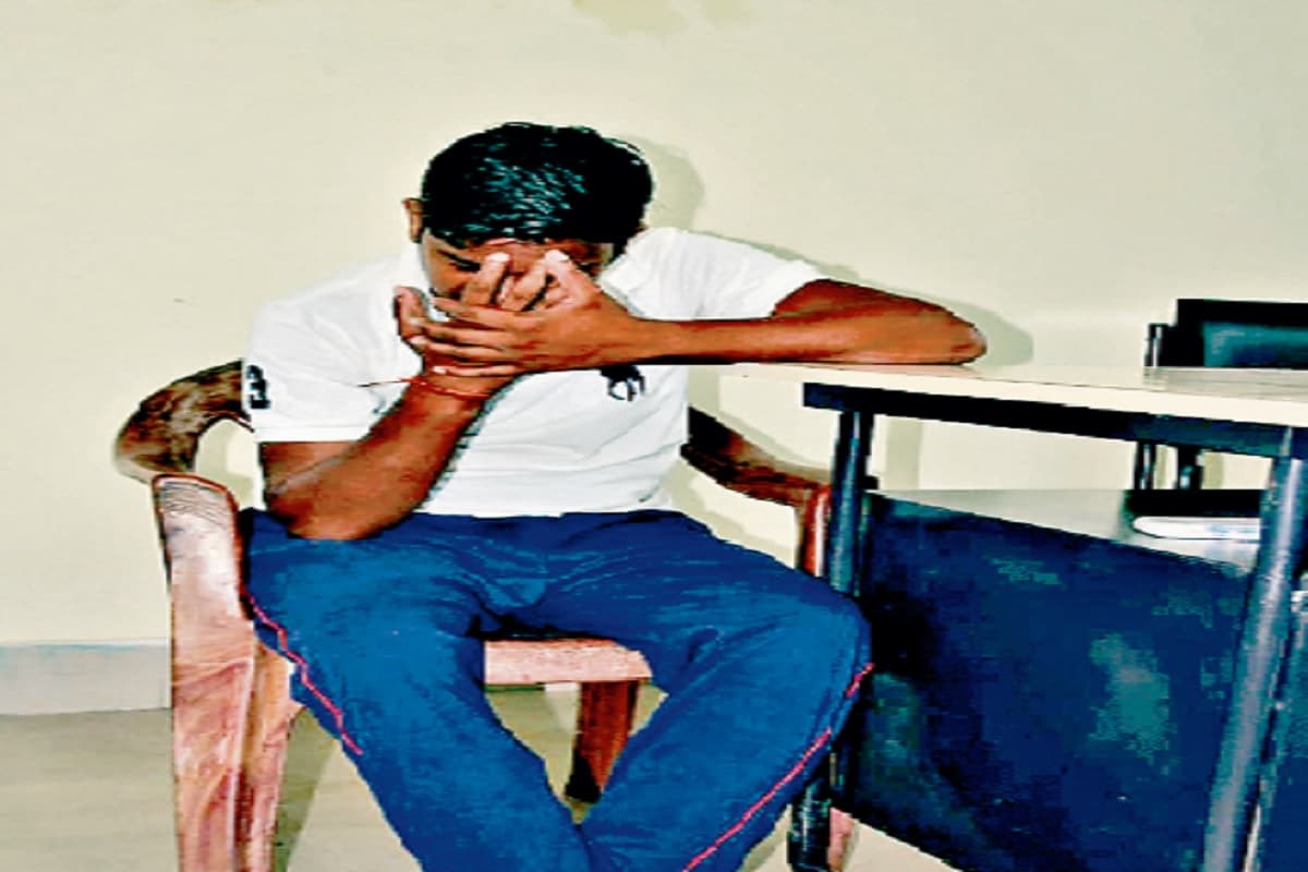 धनबाद के आपूर्ति विभाग का कंप्यूटर ऑपरेटर घूस लेते धराया, राशन कार्ड में नाम जोड़ने के लिए ले रहा था पैसा