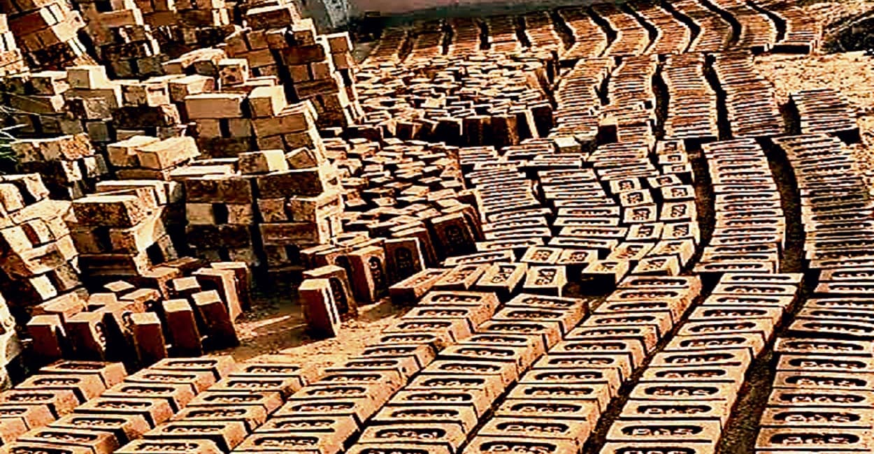 बिहार में घर बनाना हुआ महंगा, ईंट के दामों में बेतहाशा वृद्धि से खरीदारी करने में छूट रहा पसीना