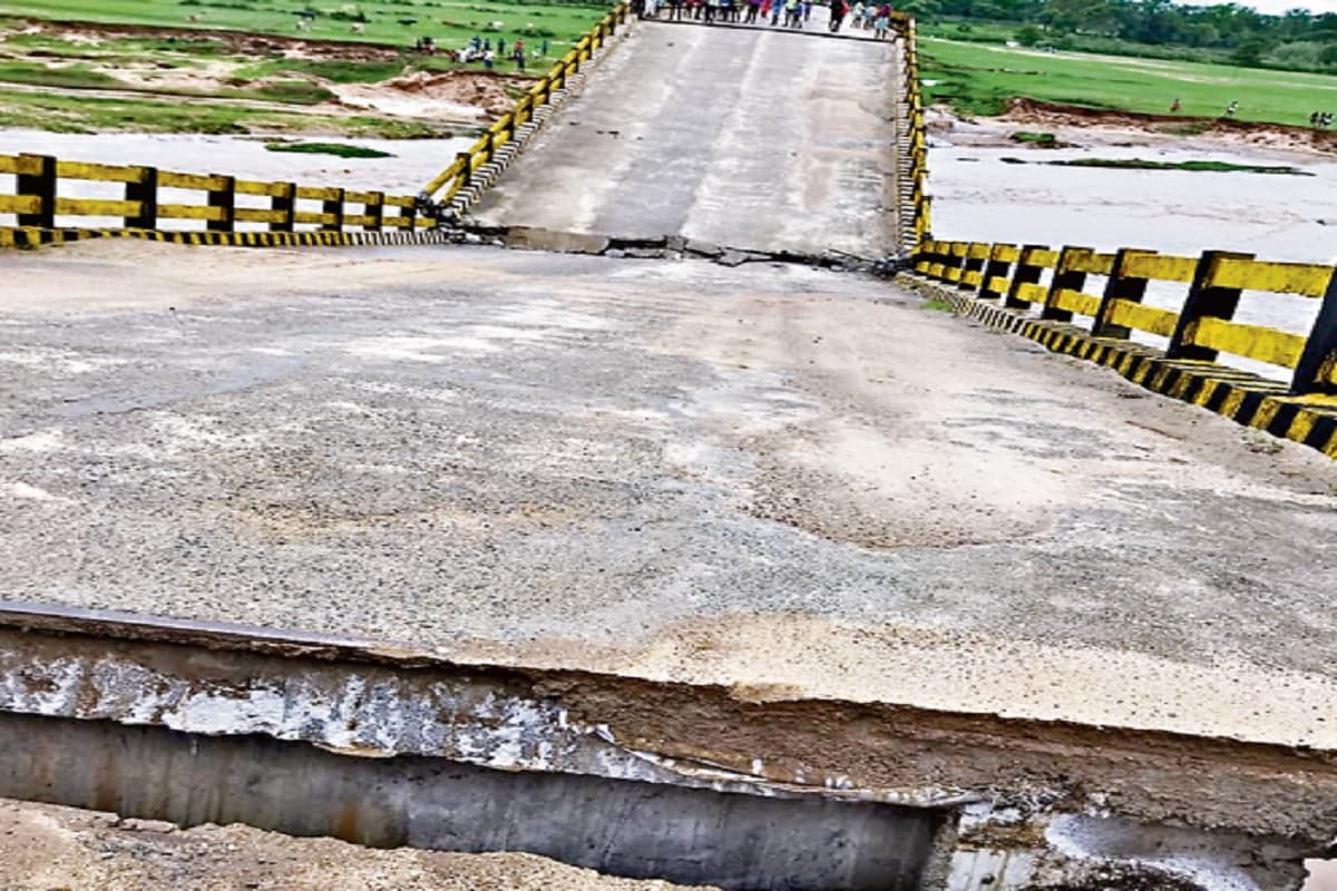 बिहार: छपरा में अंग्रेज जमाने का पुल ध्वस्त, टूटे पुल में लटका ट्रक, बाल-बाल बचे ड्राइवर व खलासी