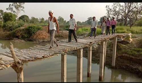 ग्रामीणों ने चंदा कर दो दिन में बनाया 250 फीट लंबा पुल