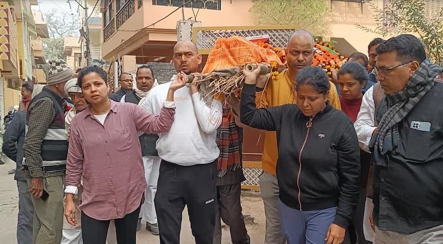 Bihar: हत्या के 48 घंटे बाद हुआ प्रोफेसर दंपति का अंतिम संस्कार, तीनों बेटियों ने दिया अर्थी को कंधा