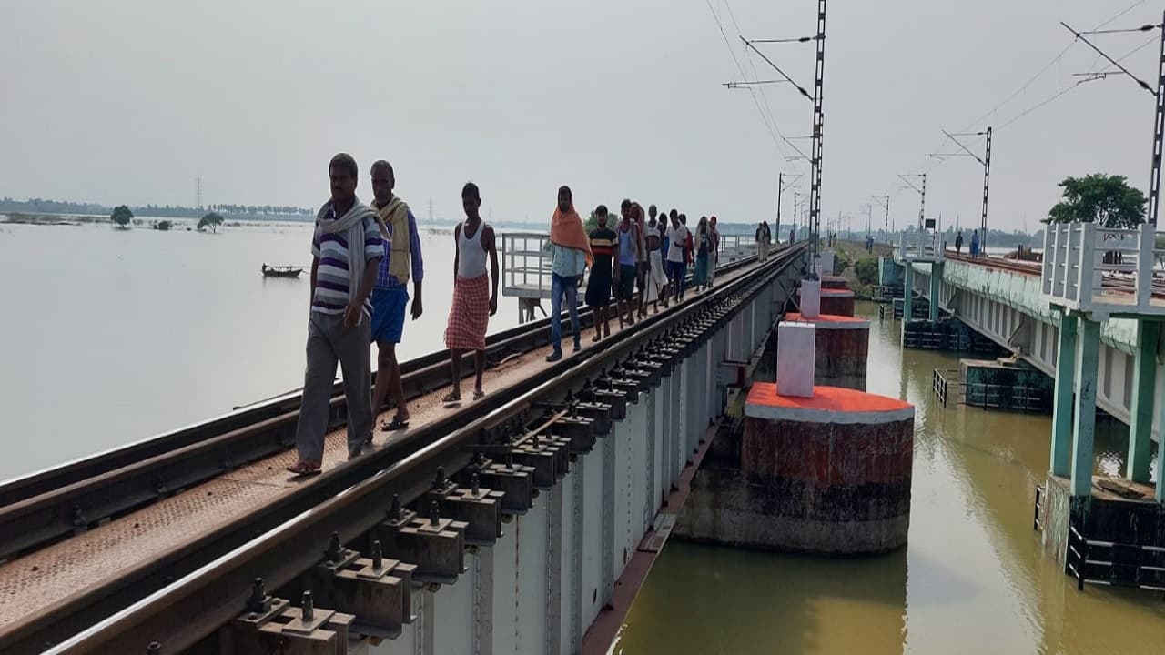 Bihar: भागलपुर में रेलवे ट्रैक पर काम कर थे मजदूर, अचानक पुल पर आ गयी ट्रेन, चपेट में आकर एक की मौत