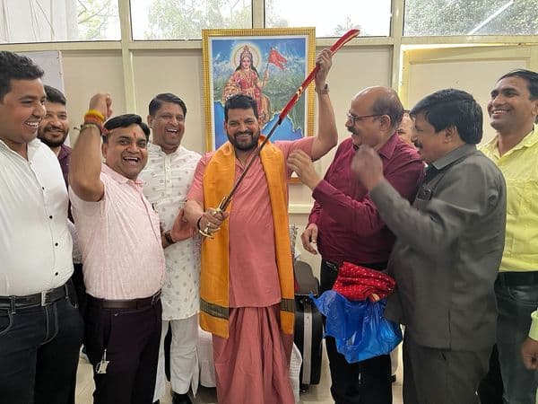 सांसद बृजभूषण शरण सिंह पहुंचे लखनऊ, बोले साजिश रचने वाले मुंह के बल गिरेंगे