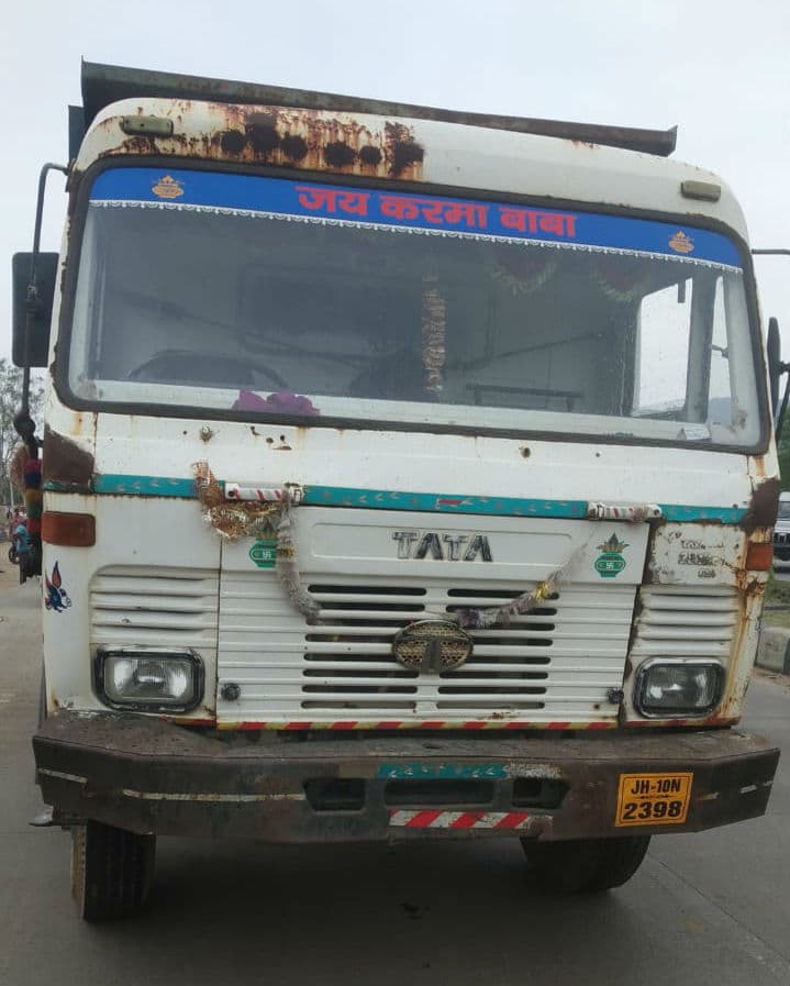 हाइवा की चपेट में आए बाइक सवार, एक की मौत, एक की हालात नाजुक