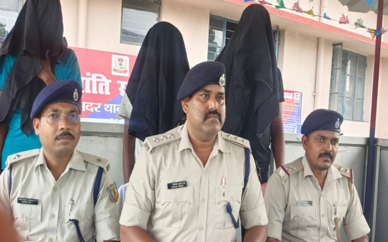 नशा कारोबार के खिलाफ चतरा पुलिस ने की कार्रवाई, ब्राउन शुगर के साथ 3 लोग गिरफ्तार