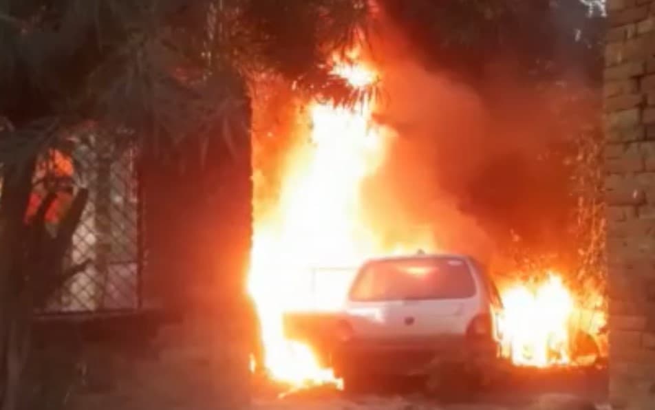 Kanpur: कानपुर में बर्रा चौकी में लगी भीषण आग, आठ गाड़ियां जलकर खाक, दमकल ने कड़ी मशक्कत के बाद पाया काबू