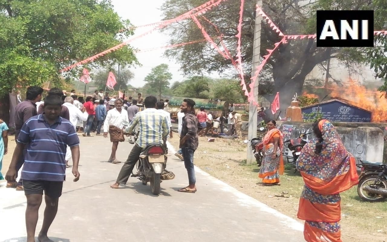 Telangana: बीआरएस की बैठक परिसर में लगी भीषण आग, 2 की मौत और 8 घायल