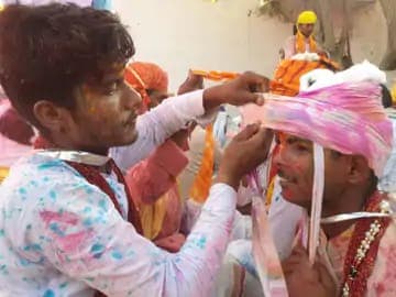 Lathmar Holi 2023: बरसाने में आज खेली जाएगी लट्ठमार होली, यहां जानिए कैसे हुई इसकी शुरुआत
