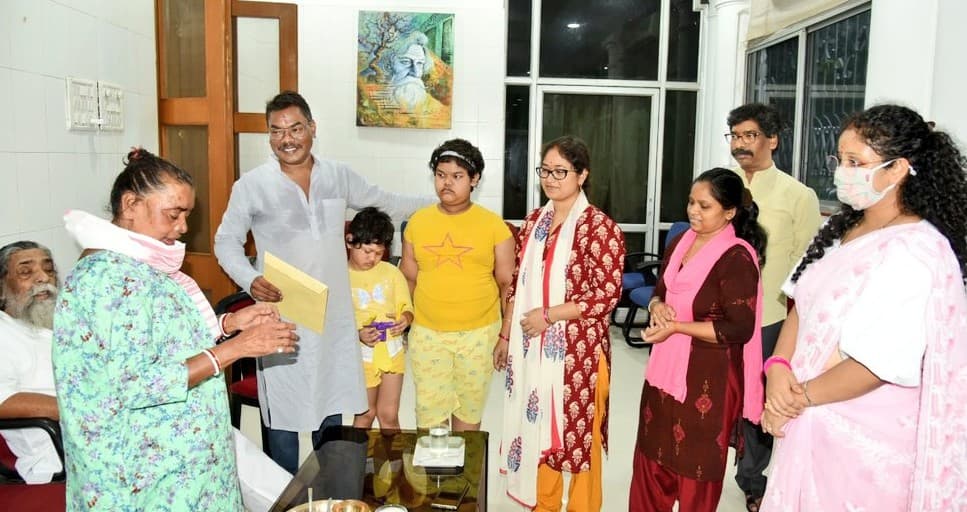 बसंत सोरेन आज करेंगे नामांकन, मां-पिता का लिया आशीर्वाद