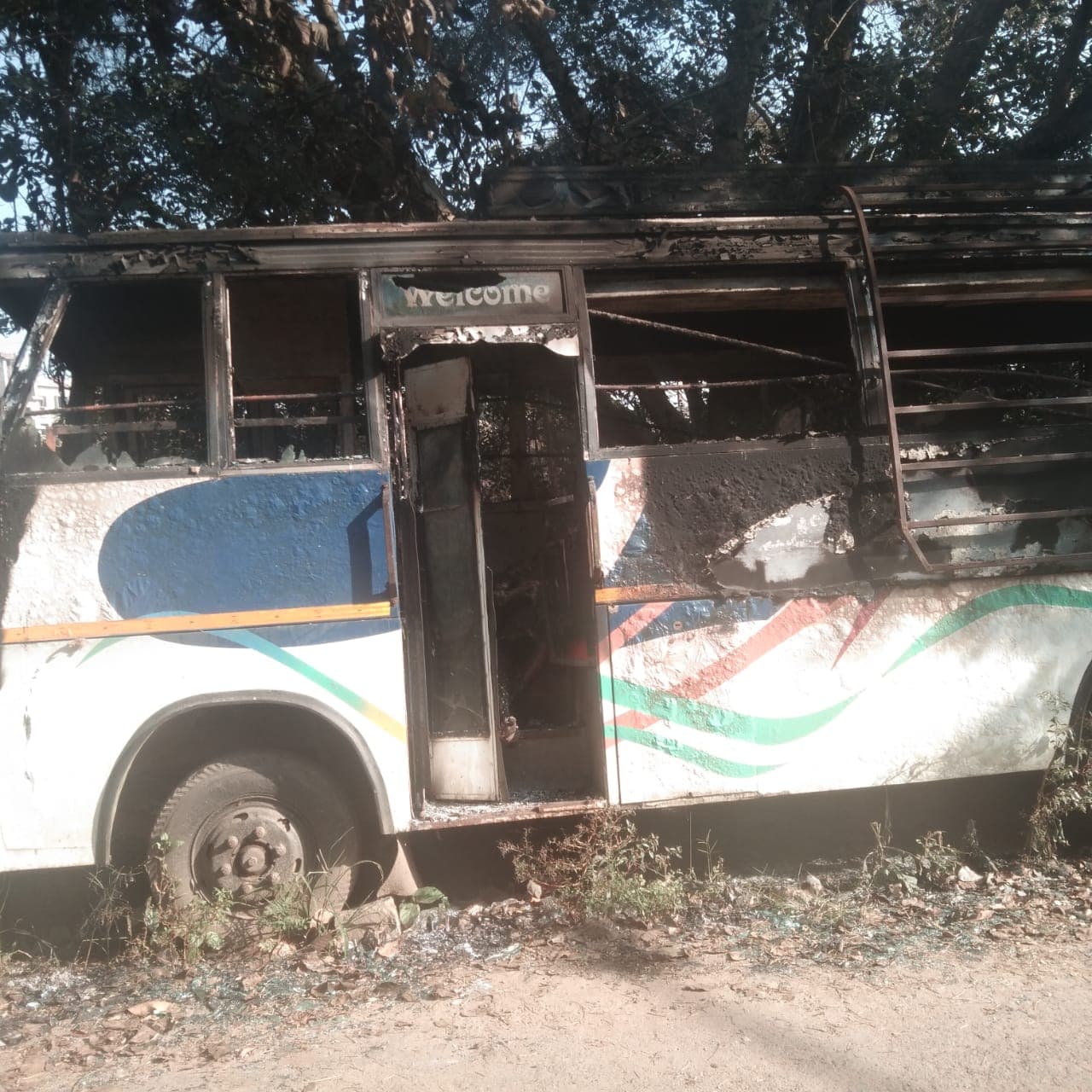 झारखंड में नवरात्र की खुशियों के बीच अपराधियों का तांडव, बस को किया आग के हवाले, एक शख्स जिंदा जला