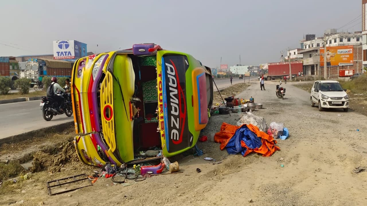 बिहार: औरंगाबाद में वाराणसी से कोलकाता जा रही यात्रियों से भरी बस पलटी, कई लोग घायल