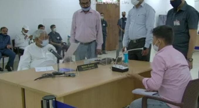 इंटर का फॉर्म भरते हैं, लेकिन BSEB नहीं भेजता है एडमिट कार्ड, जनता दरबार में युवक ने सीएम नीतीश से की शिकायत