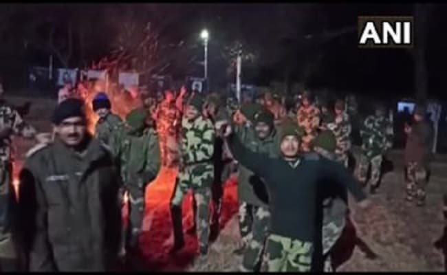 Lohri Festival : बॉर्डर पर देश की सुरक्षा के लिए मजबूती के साथ तैनात BSF के जवानों ने मनाया लोहड़ी का त्यौहार