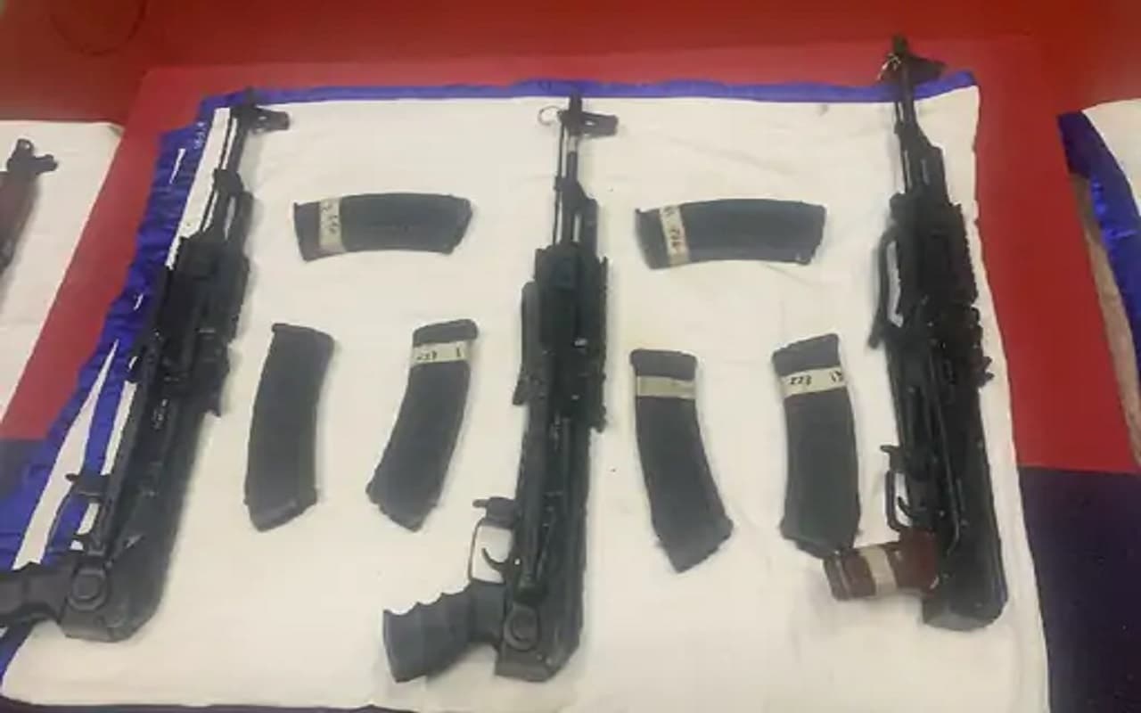 BSF In Punjab: पाकिस्तान की नापाक कोशिश नाकाम, सुरक्षाबलों ने हथियारों से भरा बैग किया बरामद