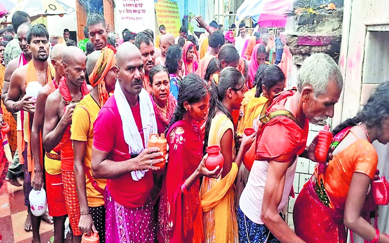 देवघर के फौजदारी दरबार में अढ़ैया मेला को लेकर उमड़ी भक्तों की भीड़, 55 हजार श्रद्धालुओं ने किया जलार्पण