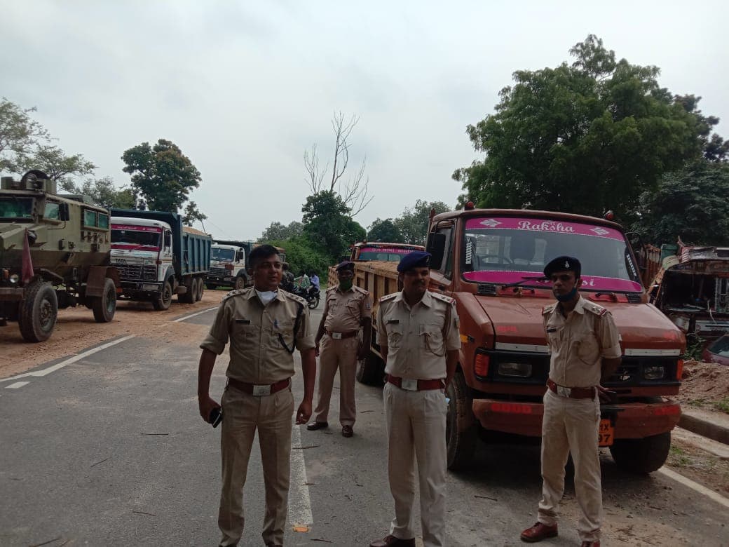 बालू माफियाओं के खिलाफ छापामारी में पुलिस को मिली सफलता, अवैध बालू लदे छह ट्रक जब्त
