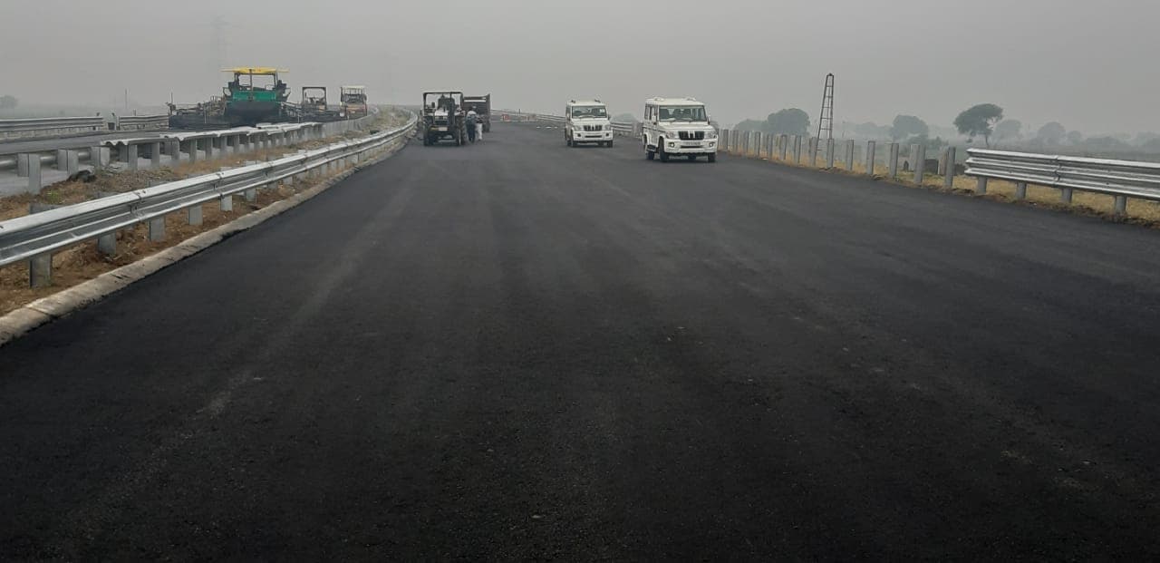 UP News : आगरा एक्सप्रेसवे पर लकड़ी व्यापारी के मुनीम से 15 लाख रुपये की लूट,  पुलिस सीमा विवाद में उलझी