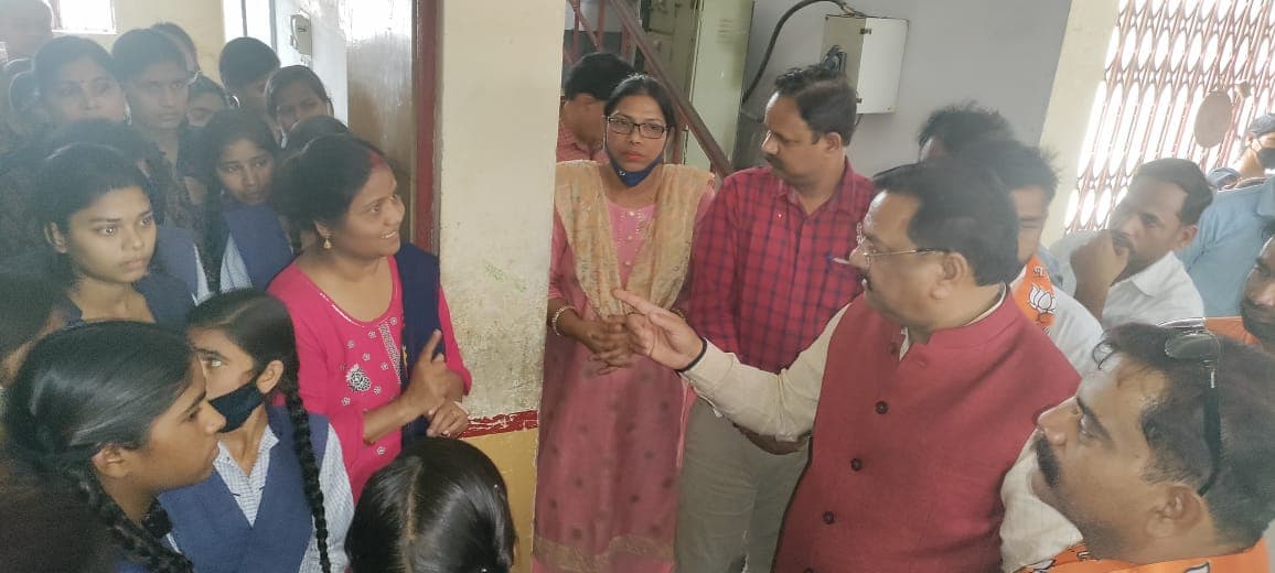 Budaun News: स्कूल का खाना खाकर बीमार पड़ीं 28 छात्राओं के मामले में जांच शुरू, दोषियों पर गिरेगी गाज