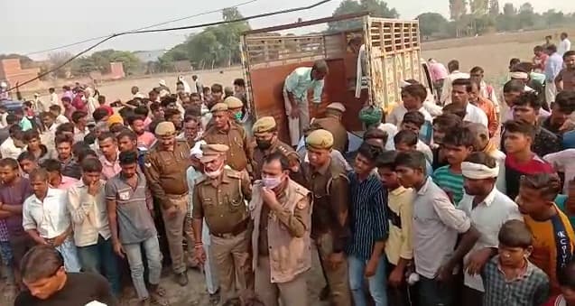 Budaun News: बदायूं में दिनदहाड़े पोस्टमैन की हत्या, पुलिस छावनी में तब्दील हुआ गांव