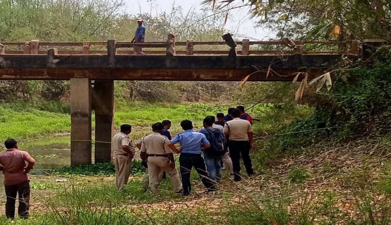 पूर्वी बर्दवान के सोदपुर माना गांव में पुल उड़ाने की साजिश नाकाम, डालडा के जार से 15 बम बरामद